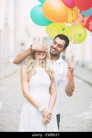 Couple avec ballons colorés Banque D'Images