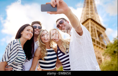 Les amis de prendre avec le smartphone selfies Banque D'Images