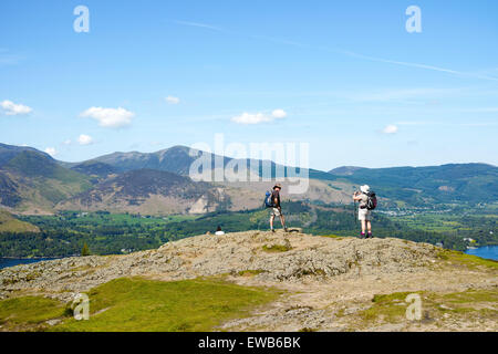 Un couple de randonneurs sur le dessus du mur rocheux qui domine sur Derwentwater Banque D'Images