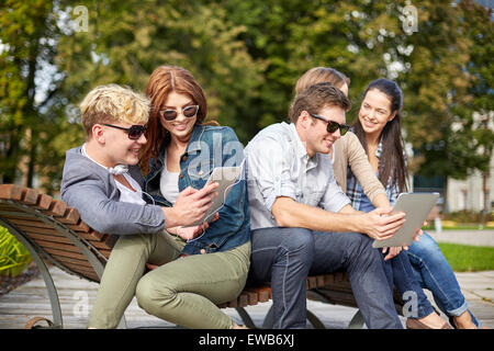 Les étudiants ou les adolescents avec tablette pc prenant selfies Banque D'Images