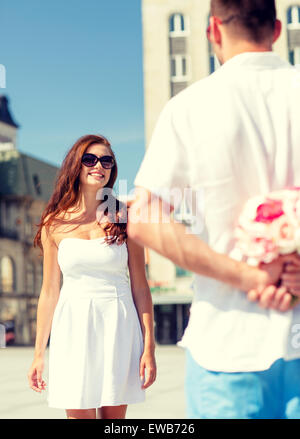 Smiling couple in city Banque D'Images