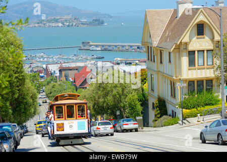 Cable car avec vue sur Alcatraz, San Francisco, California, USA Banque D'Images