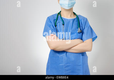 Certain médecin femme croisant les bras Banque D'Images