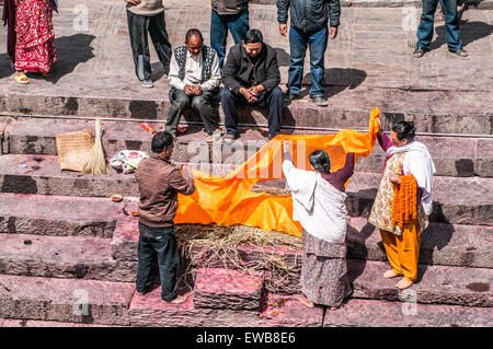 Une funérailles hindoues au temple de Pashupatinath, un temple hindou situé sur les rives de la rivière Bagmati. Katmandou, Népal Banque D'Images