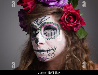 Halloween sorcière. Beautiful woman wearing santa muerte portrait masque dans un studio photo. Banque D'Images