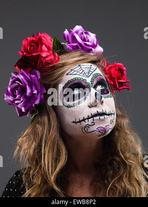 Halloween sorcière. Beautiful woman wearing santa muerte portrait masque dans un studio photo. Banque D'Images