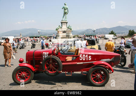 Vintage car, Fiat 501s à vintage voiture / moto rallye sur grande place Piazzale Michelangelo, avec des répliques de statue de David, overl Banque D'Images