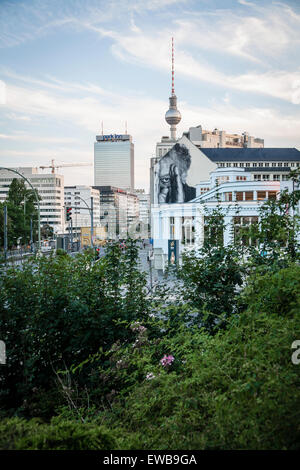 Prenzlauer Allee avec TV Tower, Park Inn et la façade de l'immeuble avec l'art de la rue, Berlin, Allemagne Banque D'Images