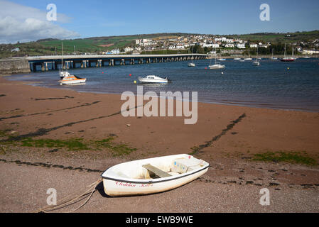 Bateau sur la plage à Shaldon à côté de la rivière Teign Bridge. Banque D'Images