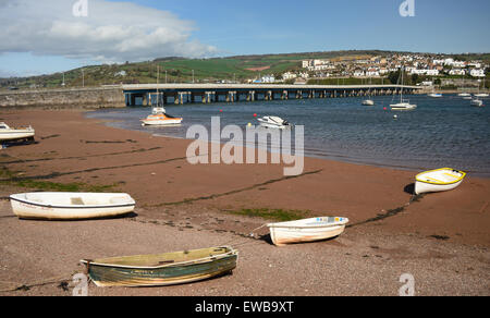 Bateaux sur la plage à Shaldon, à côté du pont Teign. Banque D'Images