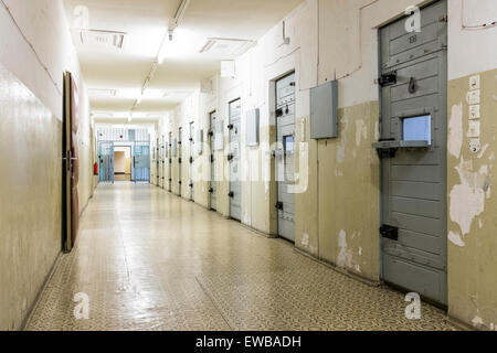 Dans l'ancien couloir de la prison de la Stasi, Hohenschönhausen Memorial, Berlin, Allemagne Banque D'Images