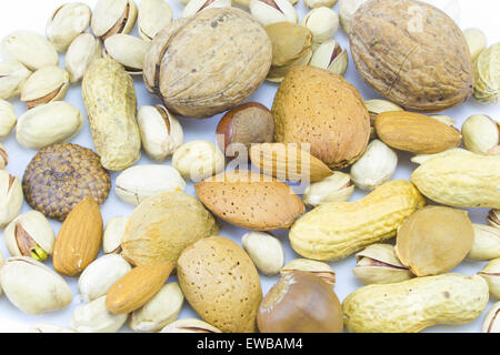 Noix - différents types de fruits secs : noisettes, pistaches, noix, amandes Banque D'Images