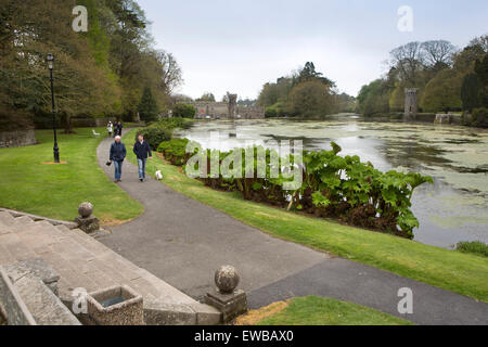 L'Irlande, Co Wexford, Johnstown Castle, les visiteurs du parc à pied au bord du lac Banque D'Images