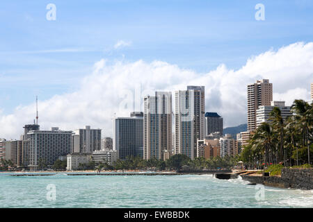 Honolulu, Hawaii. 18 Jun, 2015. Grand angle de vue de Waikiki Resort hôtels, condominiums et d'appartements sur Oahu, Hawaii. Banque D'Images