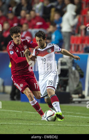 Christian Norgaard (DEN), Amin Maalouf (GER), 20 juin 2015 - Football : JOUEURS DE FOOTBALL / Championnat d'Europe des moins de 21 République tchèque 2015 Group un match entre l'Allemagne 3-0 Danemark à Eden Arena de Prague, République tchèque. (Photo de Maurizio Borsari/AFLO) Banque D'Images