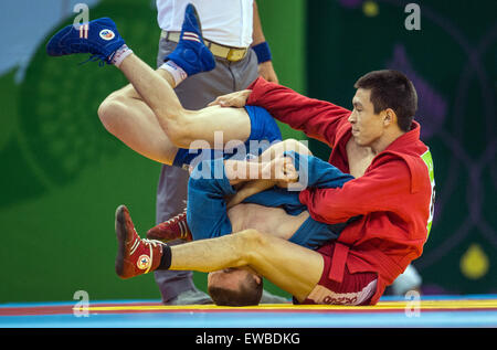 Baku, Azerbaïdjan. 22 Juin, 2015. Aymergen Atkunov de Russie (rouge) se bat contre Uladzislau Burdz (bleu) du Bélarus pendant la demi-finale masculine de 57 kg dans la concurrence au Sambo Baku 2015 jeux européens à Bakou, Azerbaïdjan, 22 juin 2015. Photo : Bernd Thissen/dpa/Alamy Live News Banque D'Images