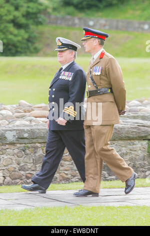 Cardiff, Royaume-Uni. 22 Juin, 2015. Le maire de la ville de Cardiff, le Lord Lieutenant de Glamorgan du Sud, des représentants de l'armée, les cadets et les anciens combattants ont participé à une cérémonie de lever du drapeau au château de Cardiff aujourd'hui. L'événement est une partie des forces armées 7. Shenkin, la chèvre mascotte du Régiment Royal du Pays de Galles, était également présent en tant que drapeau a été spécialement commandés à partir de la main le long d'un des représentants, y compris les relais, soldats, cadet de l'air, un vétéran et un soldat vêtu d'un uniforme de la Première Guerre mondiale. Crédit : Chris Stevenson/Alamy Live News Banque D'Images