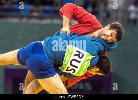 Baku, Azerbaïdjan. 22 Juin, 2015. Sidakow Azamat de la Russie (bleu) se bat contre l'Stsiapan papou (rouge) du Belaruss durant la demi-finale hommes -74kg dans la concurrence à l'Baku 2015 Sambo jeux européens à Bakou, Azerbaïdjan, 22 juin 2015. Photo : Bernd Thissen/dpa/Alamy Live News Banque D'Images