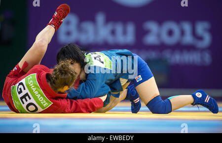 Baku, Azerbaïdjan. 22 Juin, 2015. Shorena Sharadze (rouge) de la Géorgie est en concurrence avec Shahane Huseynova d'Azerbaïdjan (bleu) dans le sambo - Women's -60kg au Baku 2015 jeux européens en arène Heydar Aliyev à Bakou, Azerbaïdjan, 22 juin 2015. Photo : Bernd Thissen/dpa/Alamy Live News Banque D'Images