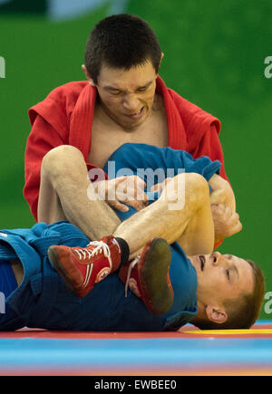 Baku, Azerbaïdjan. 22 Juin, 2015. Aymergen Atkunov de Russie (rouge) se bat contre Uladzislau Burdz (bleu) du Bélarus pendant la demi-finale masculine de 57 kg dans la concurrence au Sambo Baku 2015 jeux européens à Bakou, Azerbaïdjan, 22 juin 2015. Photo : Bernd Thissen/dpa/Alamy Live News Banque D'Images