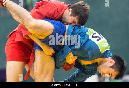 Baku, Azerbaïdjan. 22 Juin, 2015. Sidakow Azamat de la Russie (bleu) se bat contre l'Stsiapan papou (rouge) du Bélarus pendant la demi-finale hommes -74kg dans la concurrence à l'Baku 2015 Sambo jeux européens à Bakou, Azerbaïdjan, 22 juin 2015. Photo : Bernd Thissen/dpa/Alamy Live News Banque D'Images