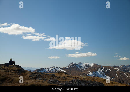 Assis sur Fraoch Bheinn, Glen Dessarry. Banque D'Images