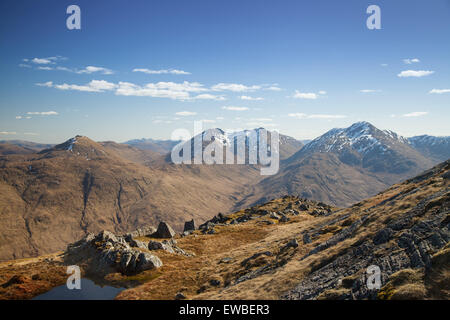 En face de la munros Streap et Sgurr Thuilm de la Corbett Fraoch Bheinn à Glen Dessarry en Ecosse. Banque D'Images