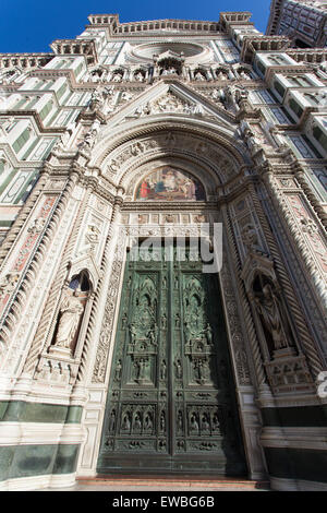 La basilique de Santa Maria del Fiore, les portes avant, Florence, Italie Banque D'Images