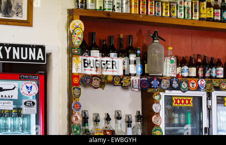 Collecte de bouteilles et cannettes de bière à l'intérieur de la Outback Pub à talon bleu dans le Queensland, Australie Banque D'Images