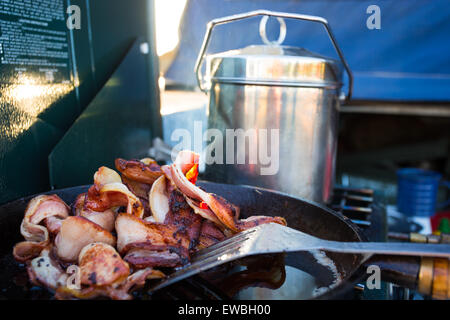 Bacon cuit sur un réchaud à gaz, de l'Australie Banque D'Images