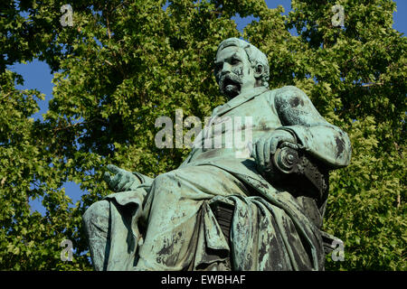 Statue de bronze de Ferenc Deak de Kehida ( 1803-1876 ), homme d'État hongrois et ministre de la Justice, place Szechenyi Istvan ter, Budapest, Banque D'Images