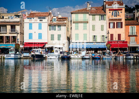 Le petit port de pêche de Cassis village, France. Banque D'Images