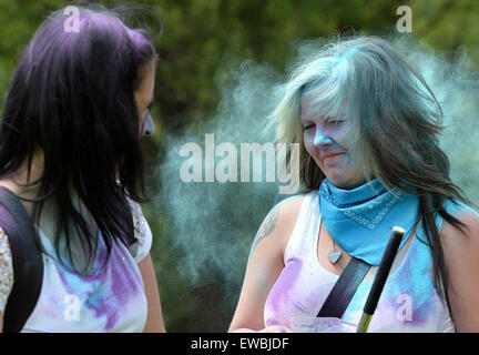 Prague, République tchèque. 20 Juin, 2015. Open Air festival Holi couleur à Prague, en République tchèque, le 20 juin 2015. Les gens jouent avec la poudre de couleur pendant les célébrations de Holi, à l'origine fête hindoue célébrée principalement en Inde et au Népal, marquant le début du printemps et le triomphe du bien sur le mal. Credit : Katerina Sulova/CTK Photo/Alamy Live News Banque D'Images