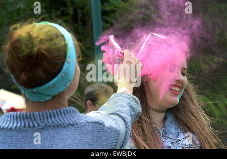 Prague, République tchèque. 20 Juin, 2015. Open Air festival Holi couleur à Prague, en République tchèque, le 20 juin 2015. Les gens jouent avec la poudre de couleur pendant les célébrations de Holi, à l'origine fête hindoue célébrée principalement en Inde et au Népal, marquant le début du printemps et le triomphe du bien sur le mal. Credit : Katerina Sulova/CTK Photo/Alamy Live News Banque D'Images