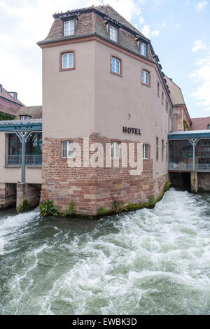 Strasbourg, de l'eau dans le canal de la Petite France Banque D'Images