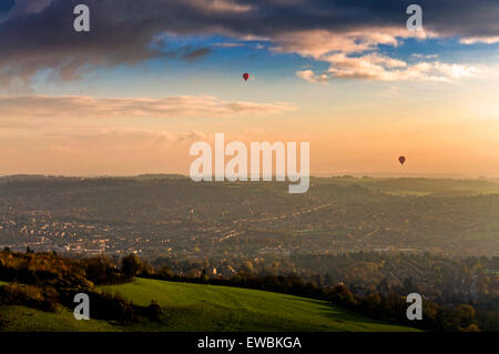 Vue de Lansdown avec montgolfières sur Bath, Somerset, England, UK Banque D'Images