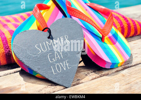 La phrase de l'été gay love écrit dans une ardoise en forme de coeur et une paire de tongs arc-en-ciel et une serviette de plage sur une carte Banque D'Images