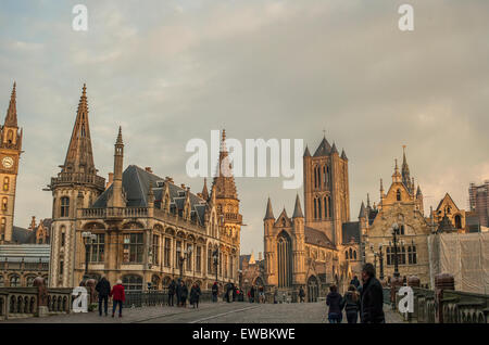 Vue de Saint Michael's Bridge vers les tours de Gand Banque D'Images