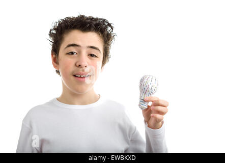 Happy Young boy à peau lisse blanc à manches longues T-shirt smiles holding 3D printed lightbulb with main gauche Banque D'Images