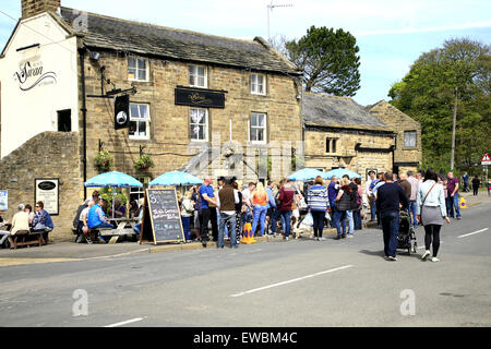 ASHOVER, Derbyshire, Royaume-Uni. Le 04 mai 2015. La foule à l'extérieur de l'établissement Black Swan pub village au village carnival à Ashover . Banque D'Images