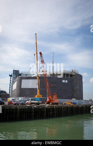 Les quasi-Ben Ainslie Racing Team AC le Dock de carrossage, Portsmouth. Banque D'Images