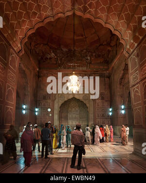 Intérieur de la mosquée Jama Masjid la nuit pendant le Ramadan. Old Delhi, Inde. Banque D'Images