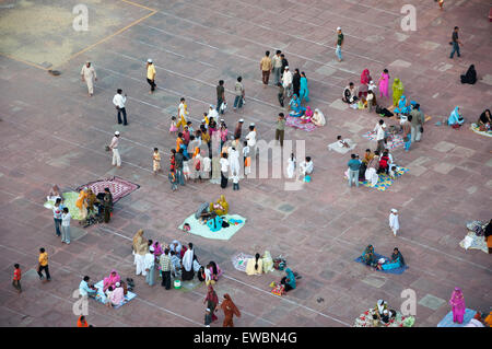 Les gens se sont réunis dans le Jama Masjid pendant le Ramadan. Old Delhi, Inde. Banque D'Images