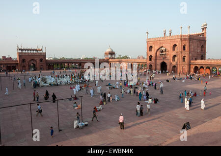 Les gens se sont réunis dans le Jama Masjid pendant le Ramadan. Old Delhi, Inde. Banque D'Images