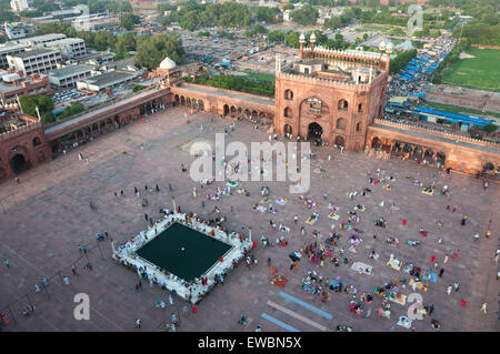 Les gens dans le Jama Masjid pendant le Ramadan. Old Delhi, Inde Banque D'Images