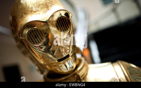 Dresde, Allemagne. 22 Juin, 2015. La cire du 'C-3PO' de la franchise Star Wars film est exposé dans le hall d'un hôtel à Dresde, Allemagne, 22 juin 2015. Madame Tussauds Berlin a ouvert une exposition spéciale intitulée "La guerre des étoiles, en étroite collaboration avec Disney et Lucas Films et a lancé une tournée promotionnelle à travers Dresde, Munich, Stuttgart, Francfort, Cologne et Essen du 22 au 25 juin 2015. PHOTO : ARNO BURGI/dpa/Alamy Live News Banque D'Images