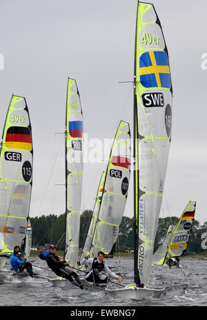 Kiel, Allemagne. 22 Juin, 2015. Bateaux de la classe 49 sont présentées au cours d'une régate de la Semaine de Kiel sur la Baltique près de Kiel, Allemagne, 22 juin 2015. Autour de trois millions de visiteurs sont attendus pour le plus grand événement nautique qui s'est déroulée du 20 juin au 28 juin 2015. PHOTO : CARSTEN REHDER/dpa/Alamy Live News Banque D'Images