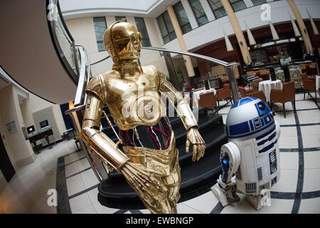 Dresde, Allemagne. 22 Juin, 2015. Les figures de cire de 'C-3PO' (L) et 'R2-D2' du film Star Wars franchise sont exposées dans le hall d'un hôtel à Dresde, Allemagne, 22 juin 2015. Madame Tussauds Berlin a ouvert une exposition spéciale intitulée "La guerre des étoiles, en étroite collaboration avec Disney et Lucas Films et a lancé une tournée promotionnelle à travers Dresde, Munich, Stuttgart, Francfort, Cologne et Essen du 22 au 25 juin 2015. PHOTO : ARNO BURGI/dpa/Alamy Live News Banque D'Images