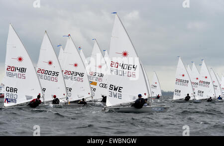 Kiel, Allemagne. 22 Juin, 2015. Bateaux de la classe Star sont illustrés pendant une régate de la Semaine de Kiel sur la Baltique près de Kiel, Allemagne, 22 juin 2015. Autour de trois millions de visiteurs sont attendus pour le plus grand événement nautique qui s'est déroulée du 20 juin au 28 juin 2015. PHOTO : CARSTEN REHDER/dpa/Alamy Live News Banque D'Images