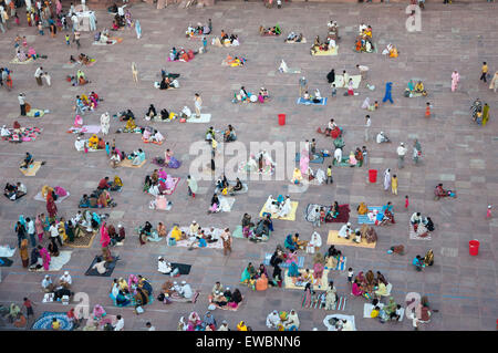 Les gens se sont réunis dans le Jama Masjid pendant le Ramadan. Old Delhi, Inde. Banque D'Images